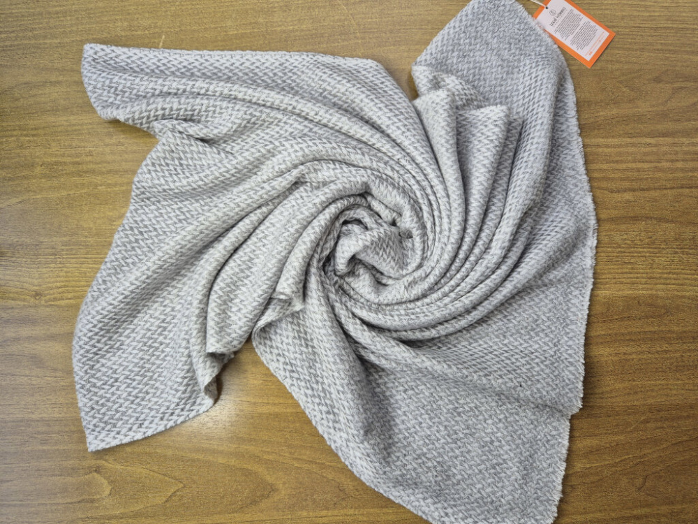 Preview: Kaschmir-Schal Silbergrau – feines Rauten-Webmuster von LWH Nepal